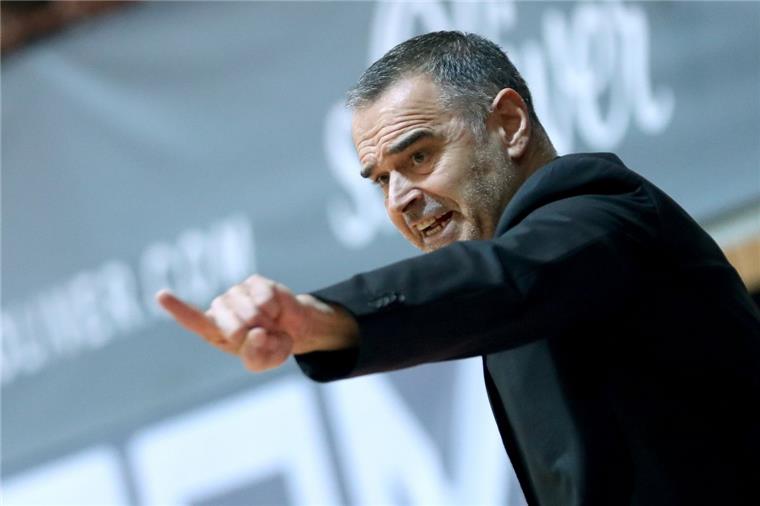 Eisbären treffen auf ehemaligen Nationaltrainer Dirk Bauermann Nach mehreren Auslandsstationen hat Dirk Bauermann überraschend das Traineramt beim Zweitligisten Rostock Seawolves übernommen. Zum Einstand geht es heute in der Stadthalle gegen die Eisbären Bremerhaven.