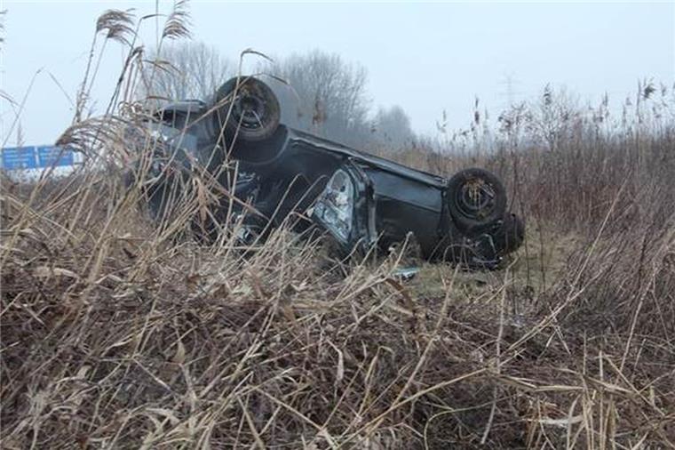 Nach mehreren Überschlägen landete der Golf auf dem Dach und blieb im Schilf liegen.