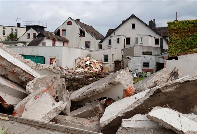 Abriss in Nordenhamer Fußgängerzone hat begonnen Nach mehrwöchigen vorbereitenden Arbeiten hat am Montag der Abriss der Gebäude in der nördlichen Fußgängerzone auf den Flächen begonnen, die die GNSG gekauft hat.