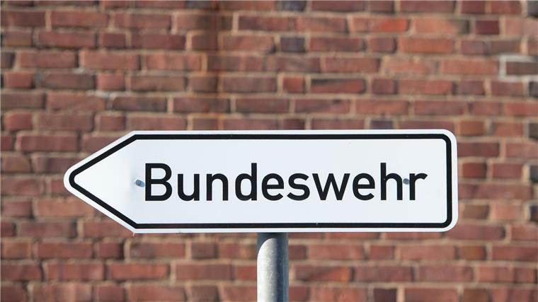Bundeswehr hat Sicherheitsvorkehrungen für Kasernen erhöht Nach Meldungen über Eindringlinge an verschiedenen Standorten hat die Bundeswehr die Sciherheitsvorkehrungen für die Kasernen hochgefahren. (Symbolbild)