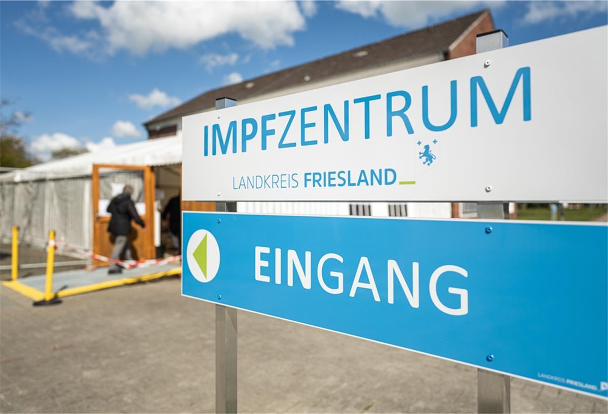 Nach möglichen Impfungen mit Kochsalz-Lösungen im Kreis Friesland haben sich nach Angaben des niedersächsischen Gesundheitsministeriums bereits mehr als 2000 Menschen zu Nachimpfungen angemeldet.