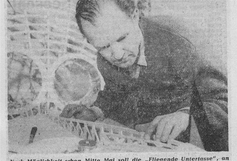 Was Bremerhaven mit Ufos zu tun hat - Forscher klärt auf Auf einer alten Fotografie schaut sich ein Mann ein Modell an.
