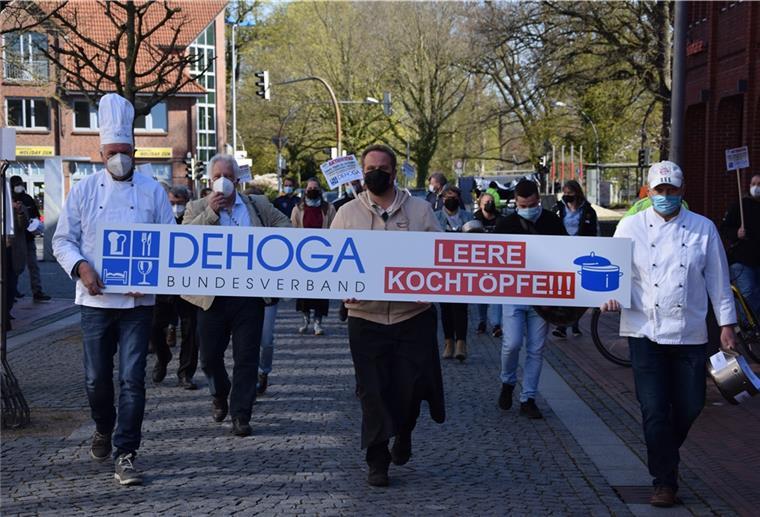 Gastronomen demonstrieren in Zeven für Perspektive Nach monatelangem Corona-Lockdown: Gastronomen fordern eine Öffnungs-Perspektive und demonstrierten dafür in Zeven.