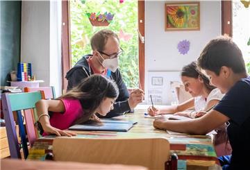 Nach monatelanger Pause kann Rückenwind-Vorstand Lars Graß endlich wieder Hausaufgabenhilfe für (von links) Lulu (9), Enji (11) und Can (13) anbieten.