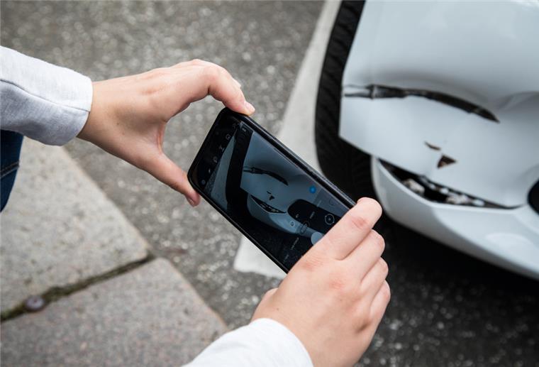 Versicherer kündigt nach Schadensfall: Was Verbraucher tun können Unfallschaden am Auto