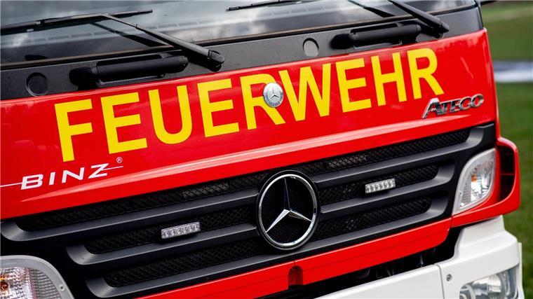 Feuer in Strohlager und Wohnhaus - Brandstiftung? Nach Schätzungen der Polizei entstand durch die Brände ein Schaden von mehreren Hunderttausend Euro. (Symbolbild)
