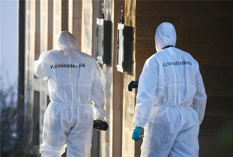 Sechs Tote nach Schüssen in Baden-Württemberg Nach Schüssen in Rot am See im Nordosten Baden-Württembergs stehen Mitarbeiter der Spurensicherung an einem Haus. Hier sollen mehrere Menschen getötet worden sein.
