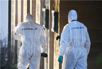 Nach Schüssen in Rot am See im Nordosten Baden-Württembergs stehen Mitarbeiter der Spurensicherung an einem Haus. Hier sollen mehrere Menschen getötet worden sein. 