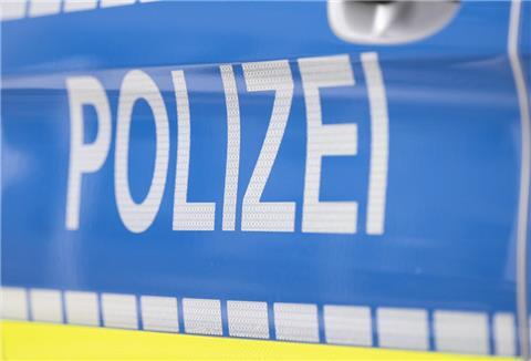 Polizei ist auf einem Streifenwagen zu lesen.
