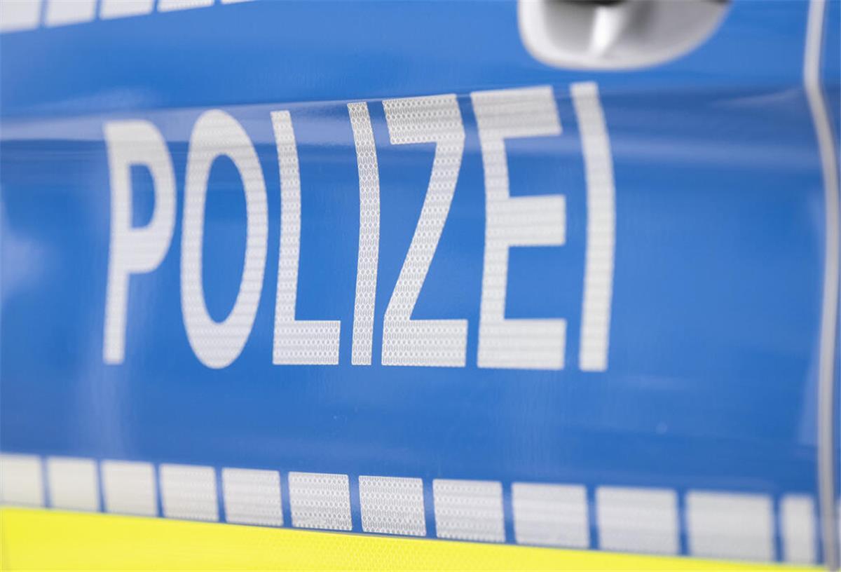 Polizei ist auf einem Streifenwagen zu lesen.