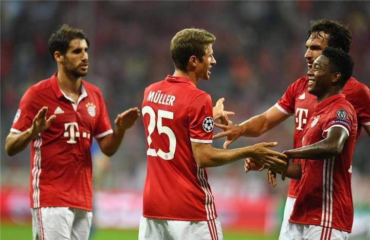 FC Bayern setzt sich mühelos gegen Rostow durch Nach seinem 2:0-Tor gegen den FK Rostow lässt sich Thomas Müller von seinen Mannschaftskollegen Javi Martinez (links), Mats Hummels und David Alaba feiern