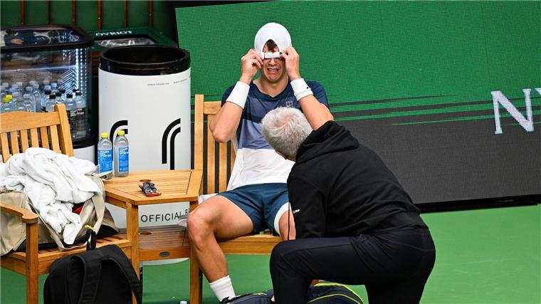 Nach seiner Aufgabe im Halbfinale von Stockholm weinte Holger Rune auf seiner Bank.