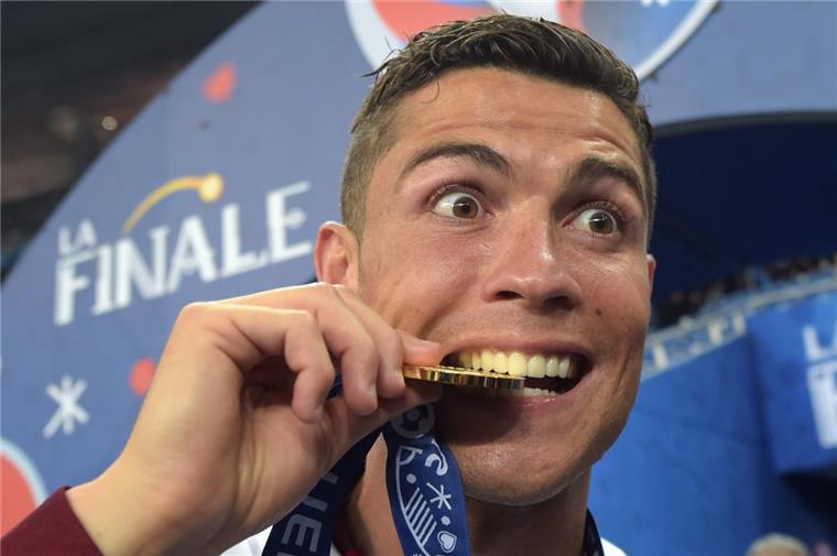 Auf einmal lieben alle CR7 - So kommentiert das Netz den Sieg von Portugal Nach seiner Knieverletzung und der tränenreichen Auswechslung gönnten Cristiano Ronaldo plötzlich sogar seine ärgsten Feinde den Titel.