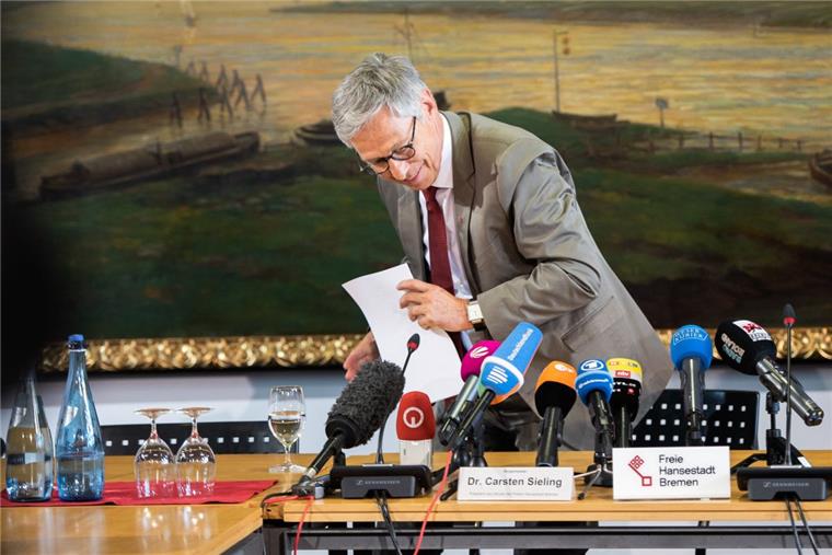 Sielings Rückzug in die Bürgerschaft Neuanfang: Nach seiner Rücktrittserklärung als Regierungschef verlässt Carsten Sieling den Sitzungssaal des Rathauses. Er will sich künftig in der Bürgerschaft für die Ziele der rot-grün-roten Koalition einsetzen.