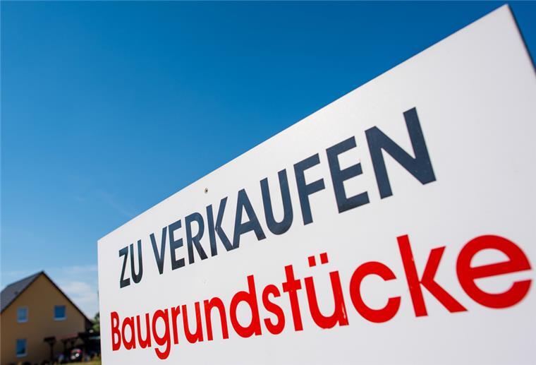 Die eigenen vier Wände sind im Landkreis Rotenburg begehrt Nach solchen Schildern halten im Landkreis Rotenburg viele Menschen Ausschau. In Städten wie Zeven und Bremervörde fällt es laut Experten zurzeit schwer, Interessenten mit Bauland zu versorgen