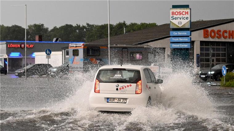 Nach Starkregenfällen in Ostfriesland kam es zu Hunderten Feuerwehreinsätzen.