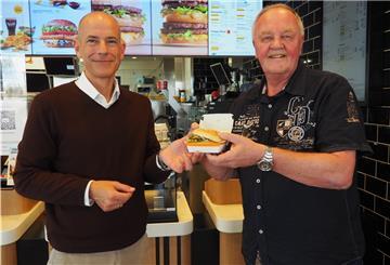 Nach über 20 Jahren setzt sich Winfried Nagel (rechts) zur Ruhe. Sein „McDonald’s“-Schnellrestaurant in Nordenham verkauft er an Timo Reimann.