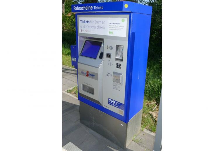 Nach über zwei Jahren Wartezeit ist in Lunestedt der zweite Fahrkartenautomat aufgestellt worden.
