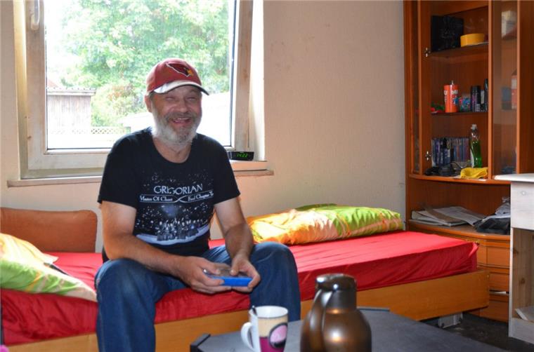 Zeven: Mann (52) lebt seit 18 Monaten in Obdachlosenunterkunft Nach und nach hat Jürgen Schlitzkus sein Zimmer in der Albertstraße in Zeven durch die Hilfe von Bekannten und Nachbarn eingerichtet.