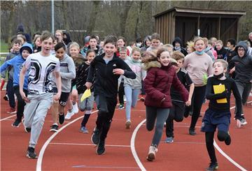 Nach und nach starteten die Oberschüler der verschiedenen Jahrgänge zum Spendenlauf auf dem Selsinger Sportgelände im Sick.