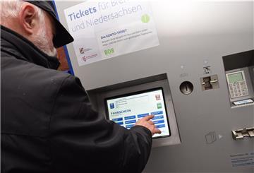 Nach und nach stellt die Nordwestbahn bis Ende November auf den Bahnsteigen neue Fahrkartenautomaten auf.