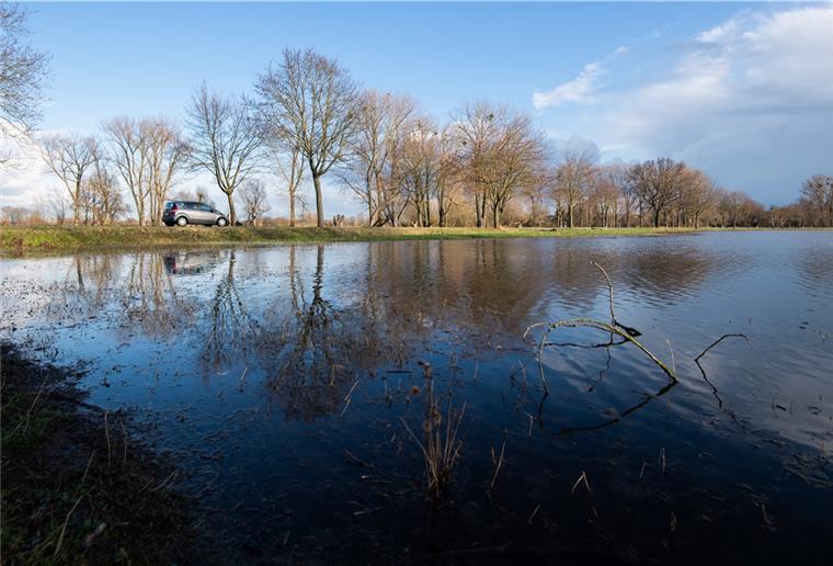 Aufgeweichte Felder machen Bauern die Frühjahrsaussaat schwer Nach vielen Niederschlägen sind einige Äcker in Niedersachsen überflutet oder stark aufgeweicht.