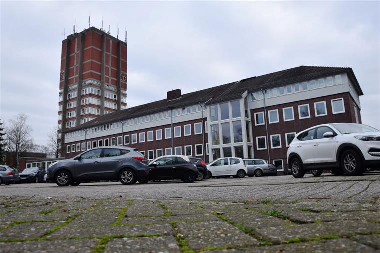 Anbau oder Neubau: Nordenhamer Politik hat Entscheidung erneut vertagt Nach wie vor im Gespräch: ein Anbau auf dem jetzigen Rathaus-Parkplatz. Die Alternative wäre ein Neubau in der Fußgängerzone.
