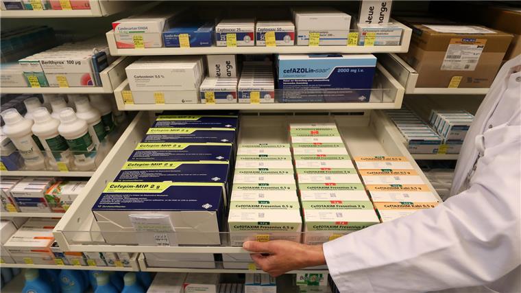 Lieferengpässe - Apotheken in Stadt und Land klagen über Mehrarbeit Nach wie vor ist das gewünschte Medikament nicht immer vorrätig. Die Apotheker im Landkreis und in der Stadt Bremerhaven bestellen nach, was aufgrund der Lieferengpässe viel Zeit kostet, oder sie empfehlen Alternativprodukte gleichen Inhalts.