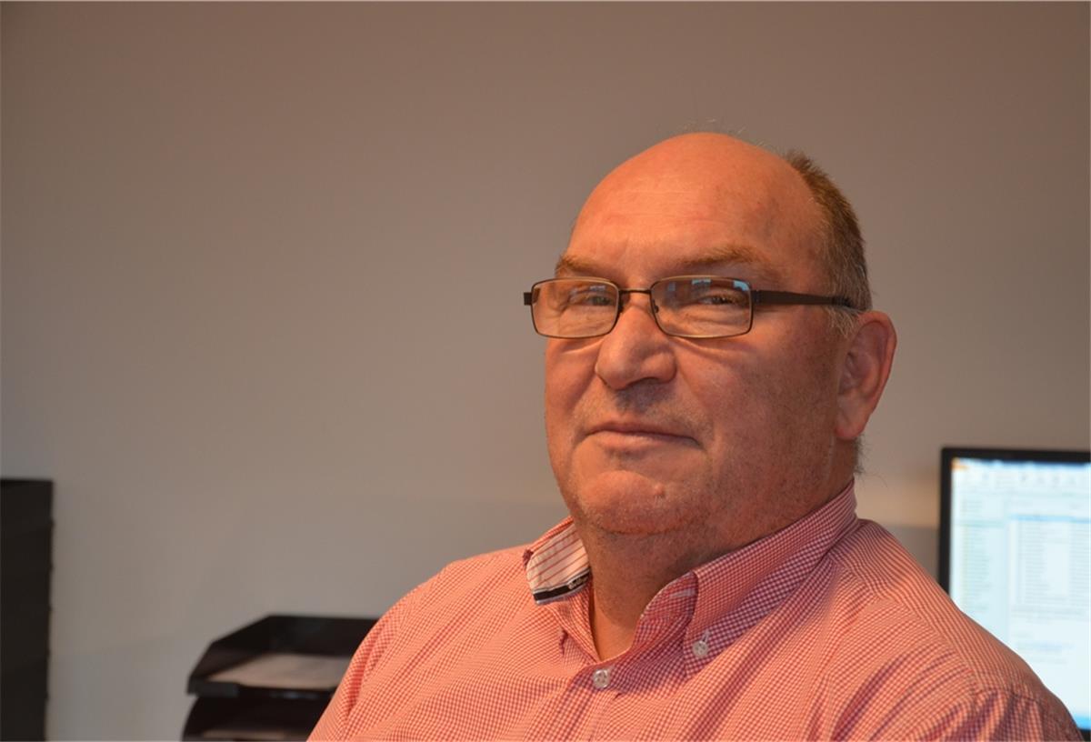 Vereine wählen Stolze zum Ehrenvorsitzenden des KSB Nach zehn Jahren an der Spitze des Kreissportbundes Cuxhaven (KSB) verabschiedet sich Edmund Stolze vom Ehrenamt.