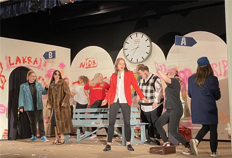 Chaos op Platt: Erfolgreiche Premiere für junge Theatergruppe Nach zwei Jahren coronabedingter Bühnenpause konnte die Jugendgruppe der Niederdeutschen Bühne Nordenham nun wieder ihr Können unter Beweis stellen. Das Stück "Verstaht Se Bahnhoff?" begeisterte bei der Premiere.