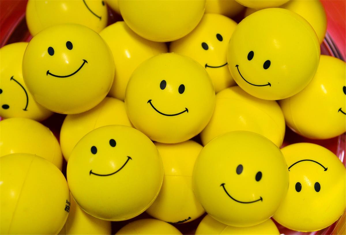 Lebenszufriedenheit in Bremen und Niedersachsen steigt wieder an Gelbe Kunststoffbälle mit aufgedruckten Smileys