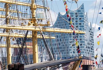 Schiff vor der Elbphilharmonie