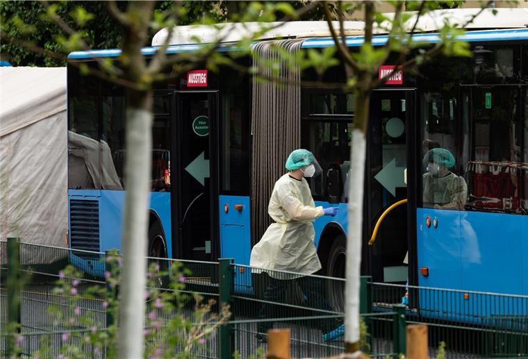 Hochhaus in Göttingen mit 700 Leuten unter Quarantäne Nach zwei neuen Coronavirus-Infektionen in einem Göttinger Häuserkomplex setzt die Stadt erstmals ein mobiles Testzentrum mit Bussen für die Bewohner ein.