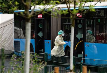 Nach zwei neuen Coronavirus-Infektionen in einem Göttinger Häuserkomplex setzt die Stadt erstmals ein mobiles Testzentrum mit Bussen für die Bewohner ein.