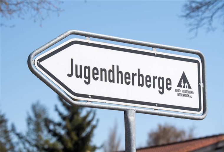 Der Schriftzug «Jugendherberge» steht vor der Jugendherberge in Stralsund.