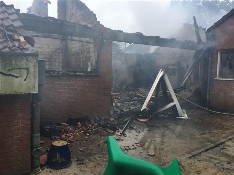 Galerie des Grauens nach Großbrand: Kita Schiffdorf liegt in Schutt und Asche Nach zwei Stunden hatte die Feuerwehr den Brand unter Kontrolle, doch für das Gebäude kam jede Hilfe zu spät.