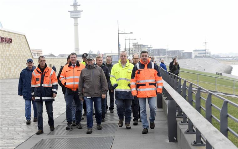 Nach zwölf Kilometern Fußmarsch gab es für die Deich-Beschauer zur Stärkung Bratkartoffeln mit Krabben im Weser-Yacht-Club. Danach marschierten sie weitere drei Kilometer in Richtung Norden.