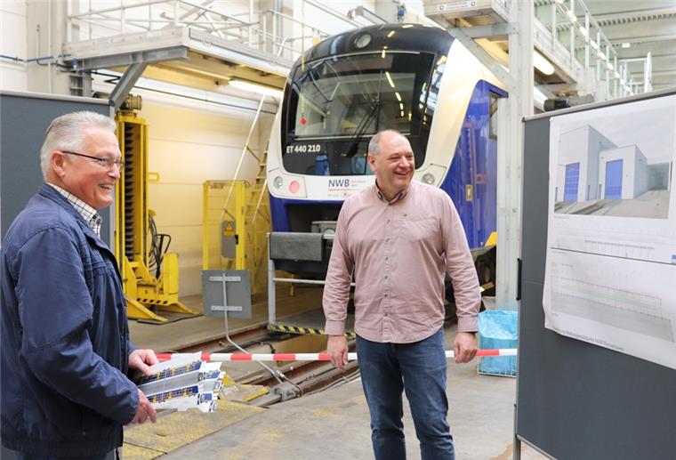 Nachbar Hubert Arnke (links) holt sich bei Werkstattleiter Ralf Heers Informationen über den Anbau der Werkstatt, die die Nordwestbahn in Wulsdorf erweitert. 