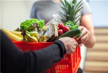 Da es in den meisten Dörfern an Möglichkeiten fehlt, Lebensmittel zu kaufen, der nächste Arzt und die Apotheke meist weit weg sind, sind Ältere, die kein Auto fahren, auf Hilfe angewiesen. Die könnte in der Gemeinde Gyhum ein Dorfhelfer leisten. Der käme auch, wenn im Herbst der schwere Gartentisch wegzuräumen ist oder der Gulli vor dem Grundstück gereinigt werden muss. 