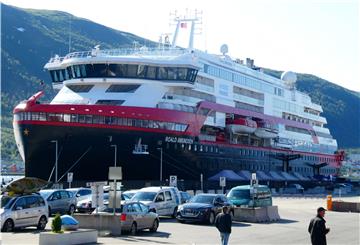 Nachdem auf einem norwegischen Passagierschiff das Corona-Virus ausgebrochen ist, musste die Reederei Hurtigruten die Weiterfahrt verschieben. 