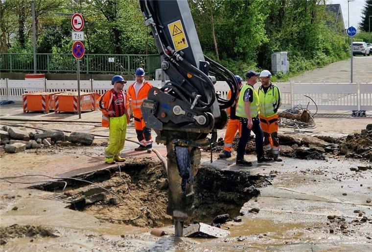 Wasserschaden an Kreuzung: Bremerhaven Bus fährt Umleitungen Nachdem Cherbourger Straße bei den Arbeiten an der Kreuzung unterspült wurde, muss nun die Buslinie 503 eine Umleitung fahren.