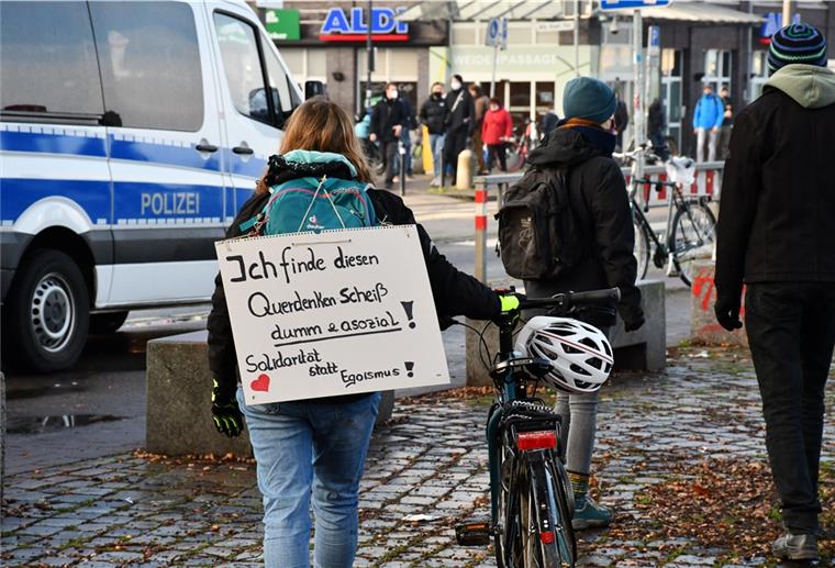 Nachdem das Bundesverfassungsgericht am Samstag das Verbot der Querdenker-Kundgebung bestätigt hatte, kamen nur wenige Anhänger nach Bremen. Das Bild prägten die Gegen-Demonstranten. Foto: Mündelein