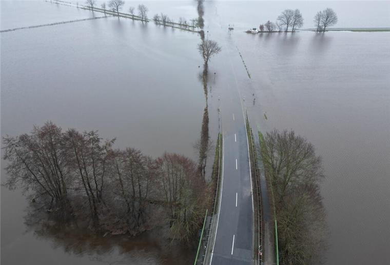 Das Hochwasser von oben: So schlimm ist die Lage im Norden (Bilder) Nachdem der Fluss Ems über die Ufer getreten ist, steht das Wasser auf vielen Flächen im Landkreis Emsland.