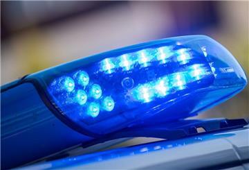 Ein Blaulicht ist auf dem Dach eines Polizeifahrzeugs zu sehen.