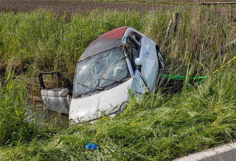Ein Auto im Graben.