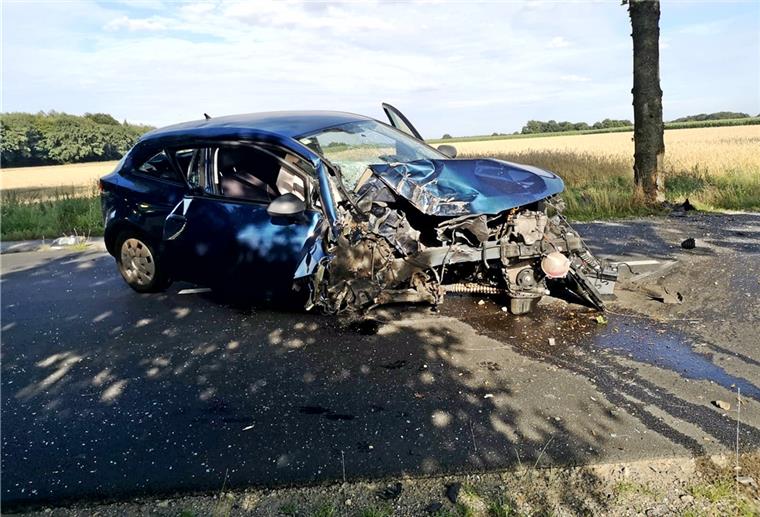 Unfälle bei Wilstedt: 18-Jährige prallen gegen Baum Nachdem die junge Fahrerin gegen einen Baum gekracht ist, konnte sie sich selbst aus dem stark beschädigten Auto befreien. Laut Polizei zog sich die 18-Jährige bei dem Unfall leichte Verletzungen zu. Die Feuerwehr kümmerte sich unter anderem um die auslaufenden Betriebsstoffe.
