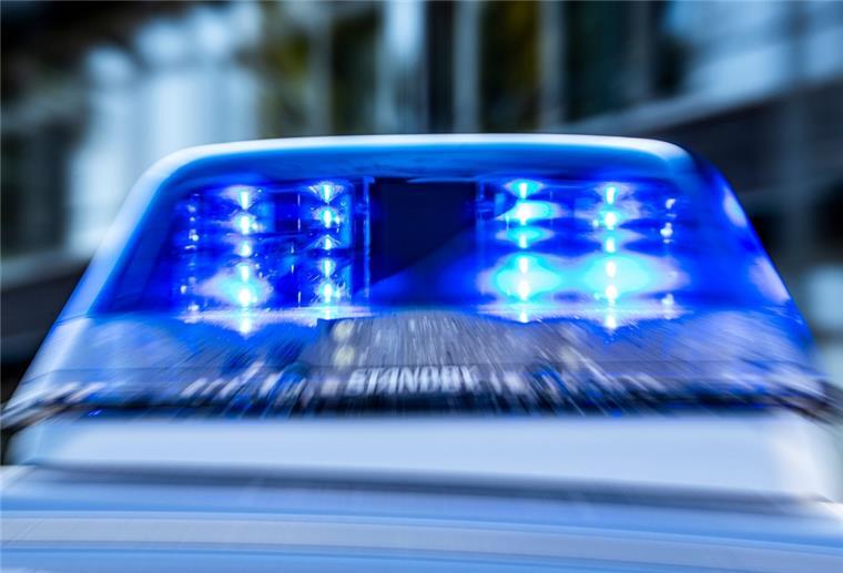 Oldenburg: Überfall nach gemeinsamer Busfahrt - Zeugen gesucht Blaulicht Symbolbild