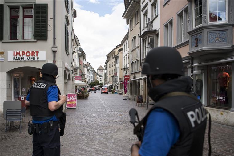 Schaffhausen: Kettensägen-Angreifer noch nicht gefasst Nachdem ein Mann am Montag im schweizerischen Schaffhausen fünf Menschen mit einer Kettensäge angegriffen hatte, fahndet die Polizei nach ihm.