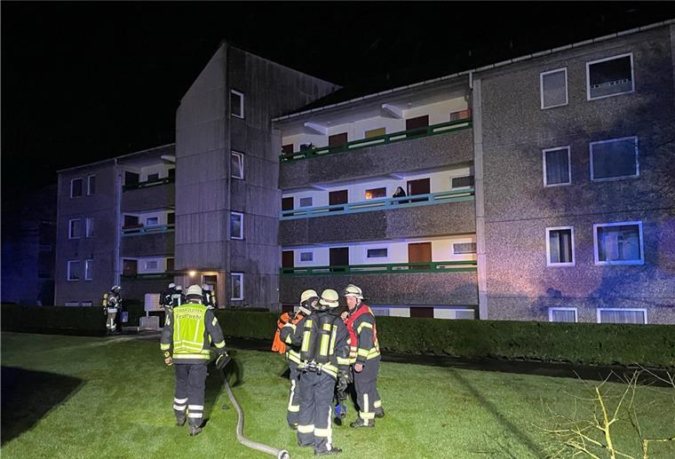 Stotel: Angebranntes Essen löst Feuerwehreinsatz aus Einsatzkräfte der Feuerwehr stehen vor einem brennenden Gebäude
