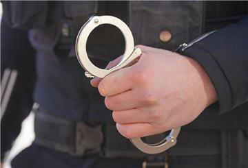 Nachdem ein Vietnamese am Samstag in Cuxhaven mit einem Messer auf eine Frau losgegangen war, wurde er von der Polizei in Gewahrsam genommen.